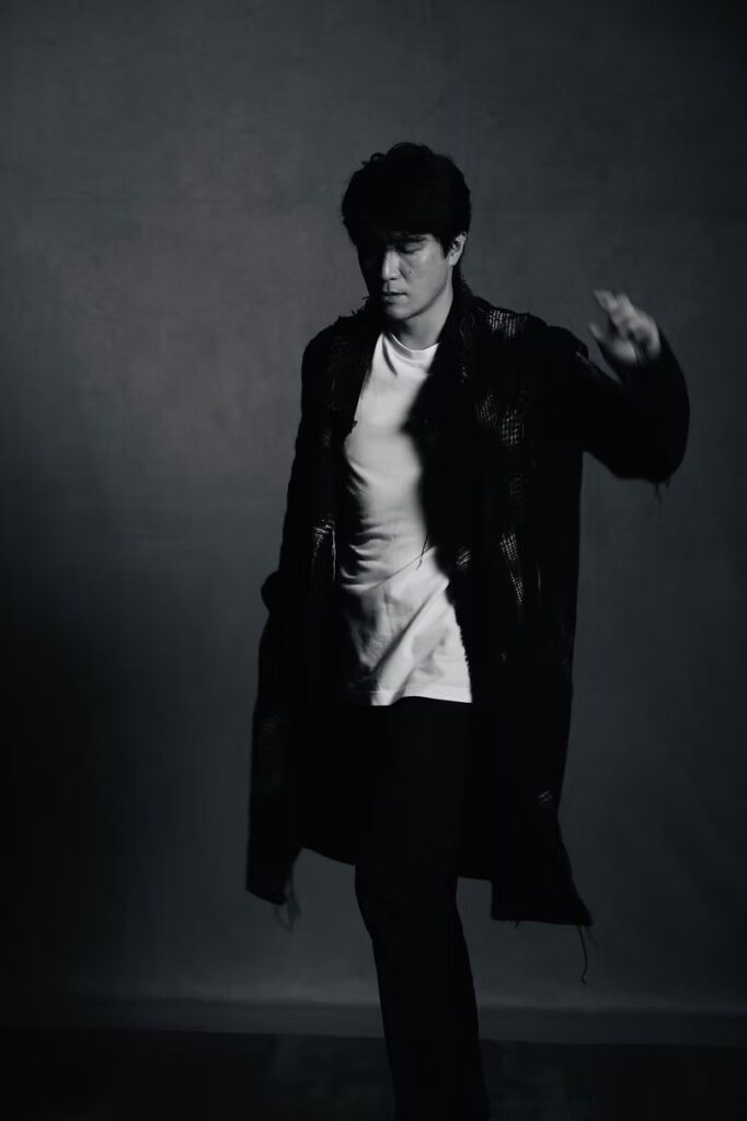 Eisuke Mochizuki in motion, black and white
